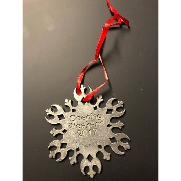 The Last Jedi commemorative ornament & opening night ticket in acrylic case 2017 - Picture 8 of 13